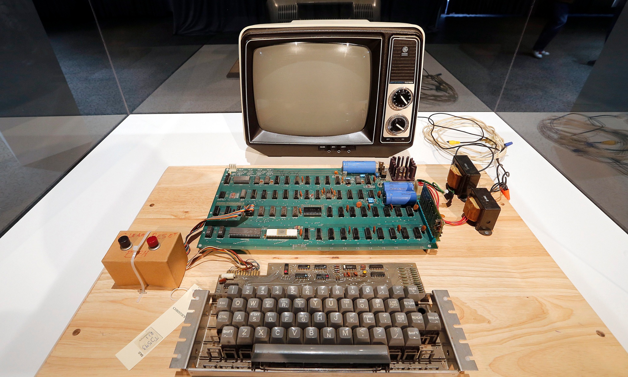 New apple 1. Apple 1. Первый компьютер Эппл 1. Apple 1 1976. Самый первый ПК.