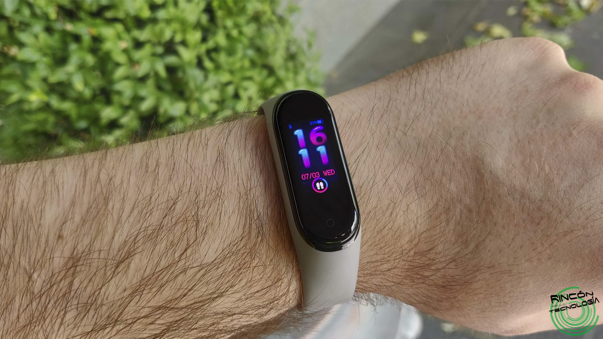 Чем отличается mi band 4 от mi smart band 4